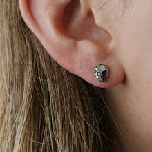 Cargar imagen en el visor de la galería, Aretes Calavera Cristal Swarovski® Yet Black