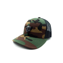 Cargar imagen en el visor de la galería, GORRA CURVA METALLIC SKULL SWAROVSKI EYES