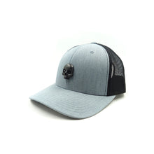 Cargar imagen en el visor de la galería, GORRA CURVA METALLIC SKULL SWAROVSKI EYES