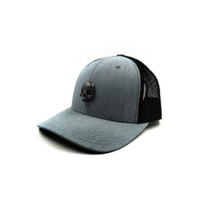 Cargar imagen en el visor de la galería, GORRA CURVA METALLIC SKULL SWAROVSKI EYES