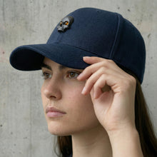 Cargar imagen en el visor de la galería, Gorra Curva Skull Metallic Swarovski Eyes