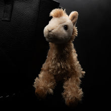 Cargar imagen en el visor de la galería, LLAVERO PELUCHE ALPACA