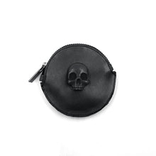 Cargar imagen en el visor de la galería, MONEDERO REDONDO DE CUERO Y CRÁNEO METALLICO