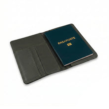 Cargar imagen en el visor de la galería, Porta Pasaporte Cuero Colors