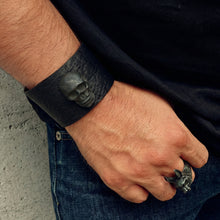 Cargar imagen en el visor de la galería, Pulsera Cuero Cráneo Metálico Incrustado