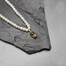 Cargar imagen en el visor de la galería, Collar Perlas Metallic Skull