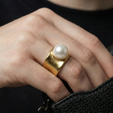 Cargar imagen en el visor de la galería, Anillo Gold Wide Pearl Sculpt