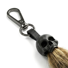Cargar imagen en el visor de la galería, Llavero Peluche Con Cráneo De Metal