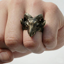Cargar imagen en el visor de la galería, Anillo Carnero Oro Viejo