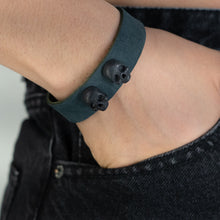 Cargar imagen en el visor de la galería, PULSERA CUERO DOBLE SKULL