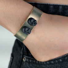 Cargar imagen en el visor de la galería, PULSERA CUERO DOBLE SKULL