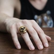 Cargar imagen en el visor de la galería, Anillo Cráneo Completo Oro Viejo