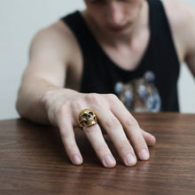 Cargar imagen en el visor de la galería, Anillo Cráneo Completo Oro Viejo