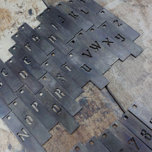 Cargar imagen en el visor de la galería, COLLAR LETRAS METAL