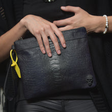 Cargar imagen en el visor de la galería, BOLSA CUERO DE MANO METALICA EDICIÓN LIMITADA