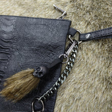 Cargar imagen en el visor de la galería, BOLSA CUERO COSMETIQUERA COLORES CON LLAVERO PELUCHE