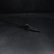 Cargar imagen en el visor de la galería, COLLAR ACERO CUERVO BLACK