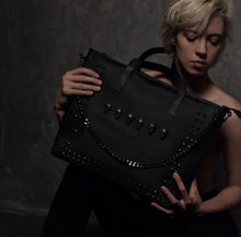 Cargar imagen en el visor de la galería, BOLSA CUERO SPECIAL SKULL SPIKE