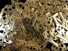 Cargar imagen en el visor de la galería, SET 2 LLAVES UNIVERSAL SKULL KEY SILHOUETTE