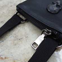 Cargar imagen en el visor de la galería, MONEDERO CUERO MINI CORREA