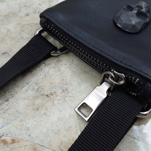 MONEDERO CUERO MINI CORREA