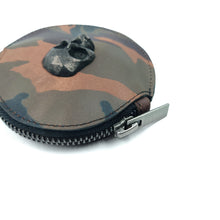Cargar imagen en el visor de la galería, MONEDERO REDONDO DE CUERO Y CRÁNEO METALLICO