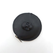 Cargar imagen en el visor de la galería, MONEDERO REDONDO DE CUERO Y CRÁNEO METALLICO