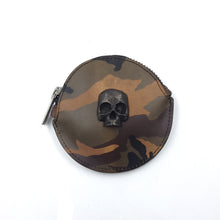 Cargar imagen en el visor de la galería, MONEDERO REDONDO DE CUERO Y CRÁNEO METALLICO