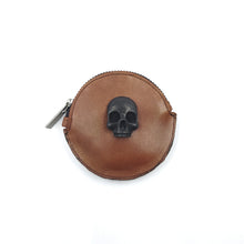 Cargar imagen en el visor de la galería, MONEDERO REDONDO DE CUERO Y CRÁNEO METALLICO