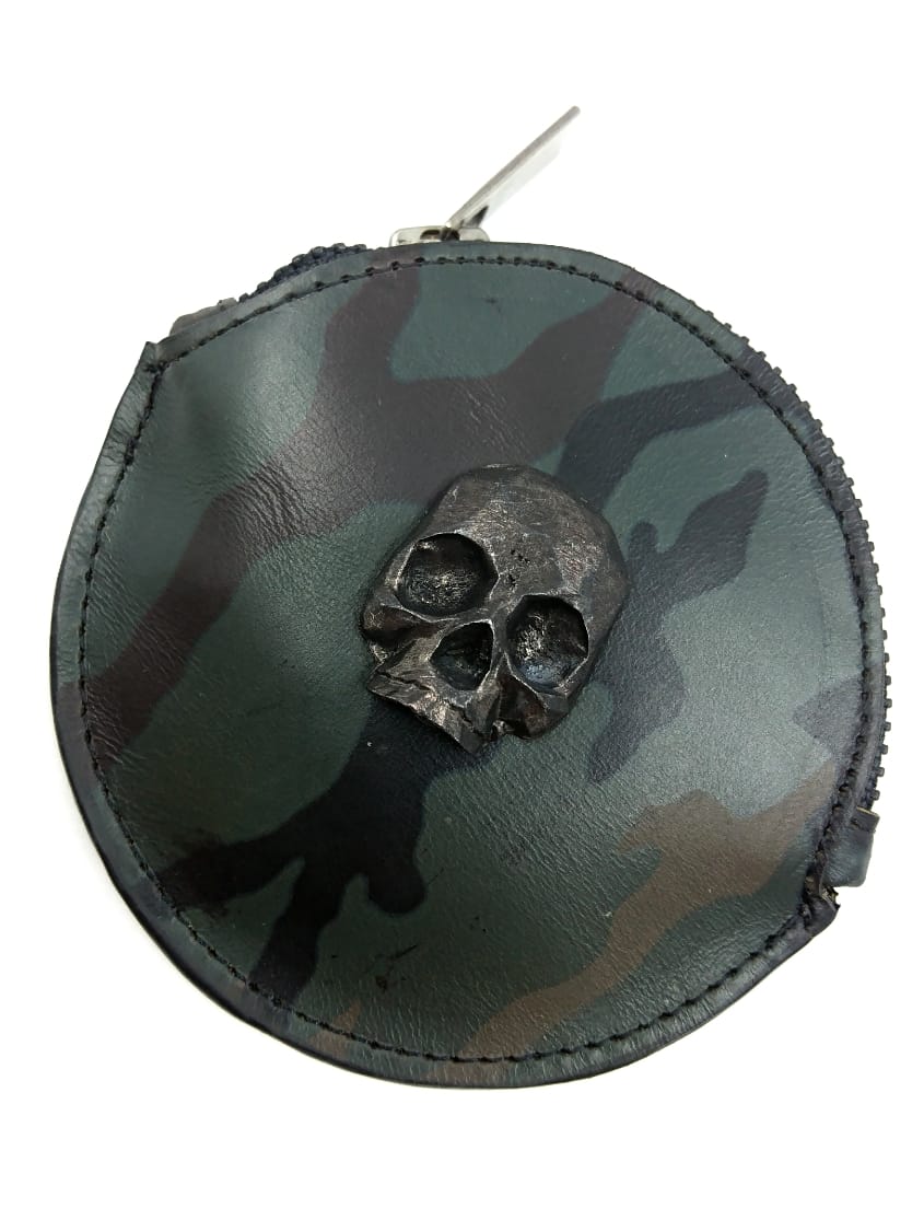 MONEDERO CUERO REDONDO COLORES CRÁNEO METAL INCRUSTADO