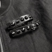 Cargar imagen en el visor de la galería, PULSERA CUERO REMACHES CRÁNEO INCRUSTADO