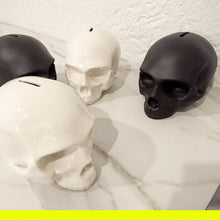 Cargar imagen en el visor de la galería, ALCANCÌA DE CERAMICA SKULL BLACK AND WHITE