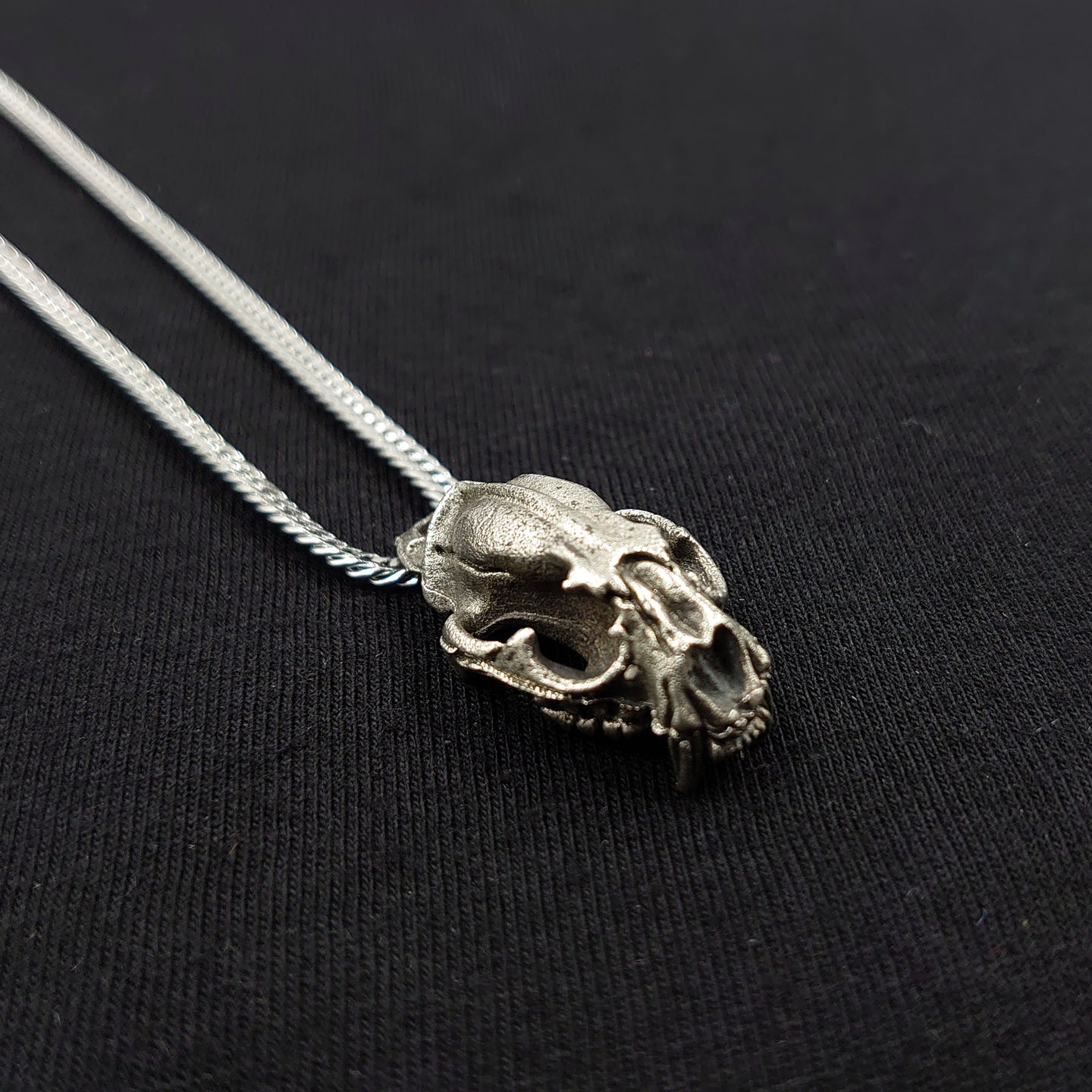 COLLAR CRÁNEO LEÓN PLATA