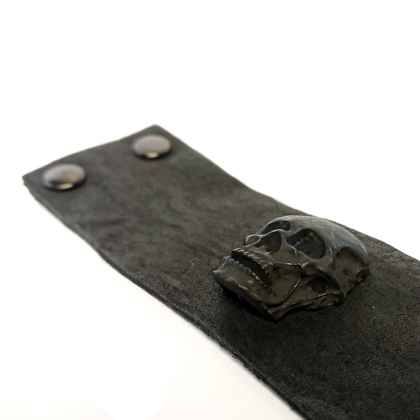 PULSERA CUERO CRÁNEO METALICO INCRUSTADO